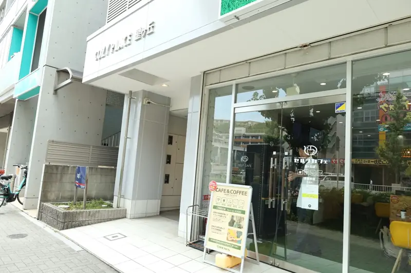 建物入口。セルフカフェの左隣